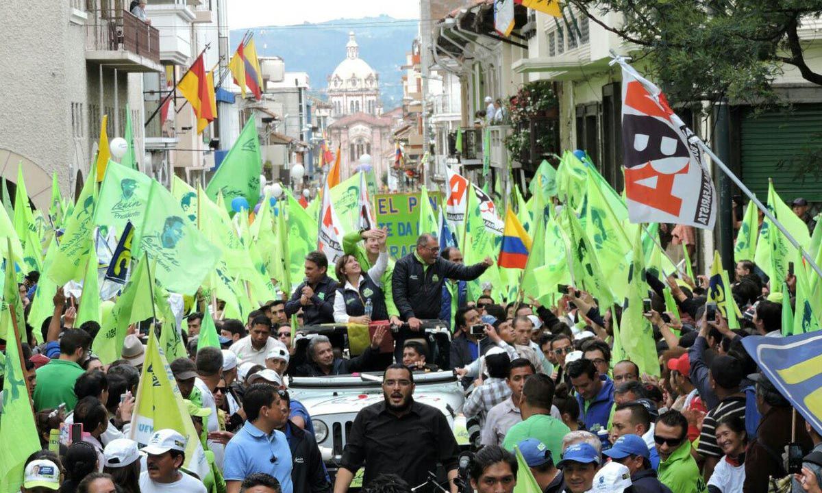 Segunda vuelta en el Ecuador: ¿pueden suicidarse los pueblos? | VA CON FIRMA. Un plus sobre la información.
